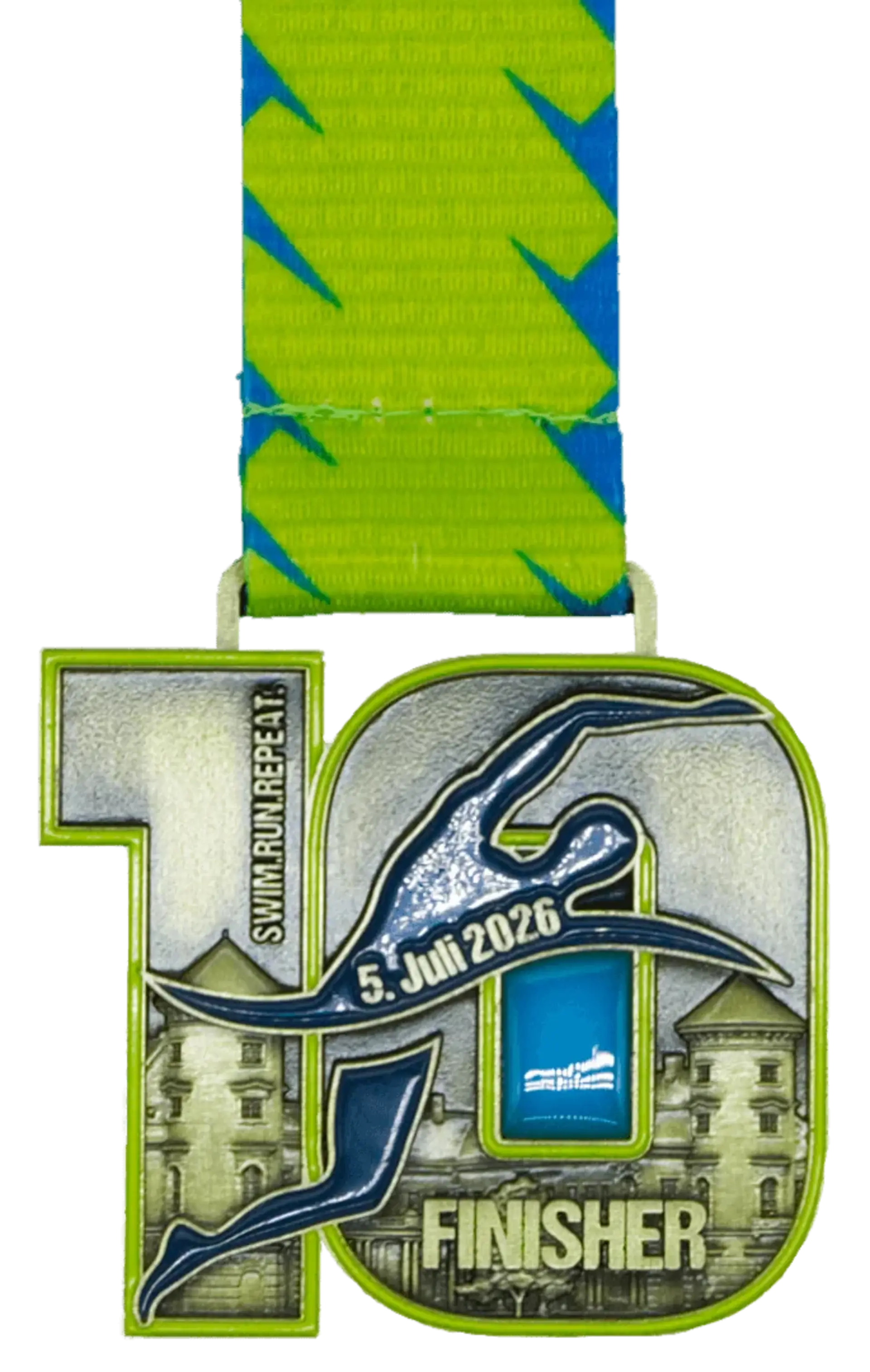 Goldene Medaille in Form einer 10 mit Beschriftungen "FINISHER", "SWIM. RUN. REPEAT." und "5. Juli 2026". Im Hintergrund ein Relief des Schloss Rheinsberg. Diagonal die Abbildung einer schwimmenden Person. Neongrüne Umrandung.