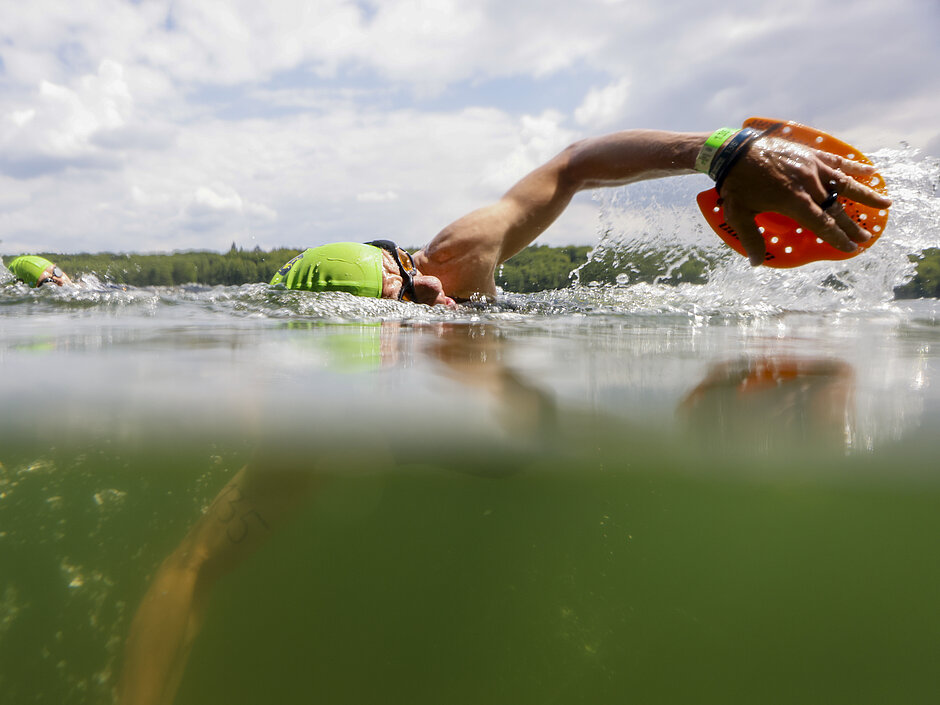 SwimRun: Teilnehmer schwimmt im See, die Aufnahme zeigt auch den Unterwasserbereich © SCC EVENTS / Jean-Marc Wiesner