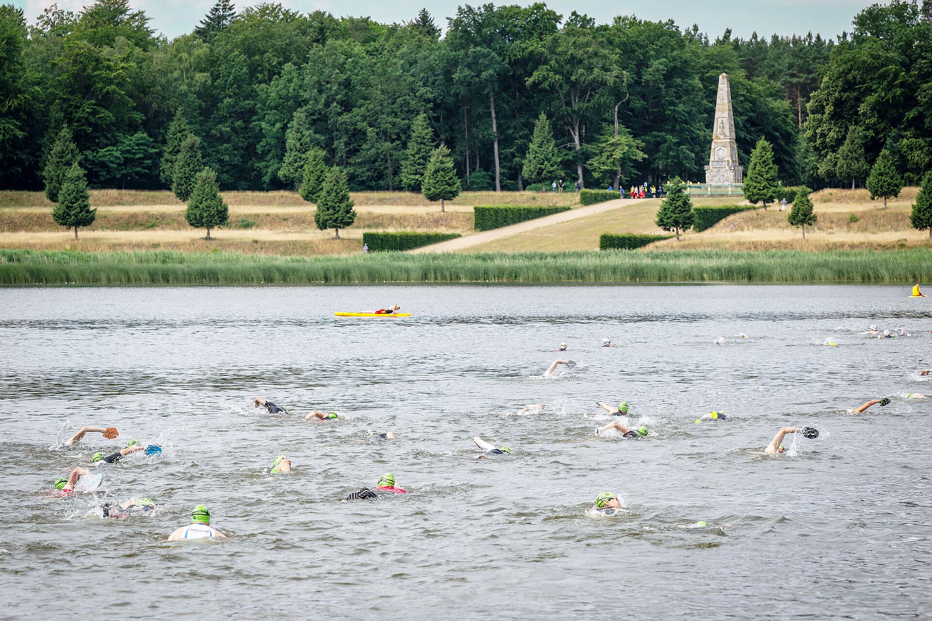 SwimRun: Teilnehmerfeld schwimmt im See © SCC EVENTS / Tilo Wiedensohler