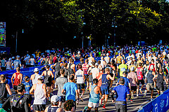 BMW BERLIN-MARATHON: Teilnehmer nach dem Start © SCC EVENTS