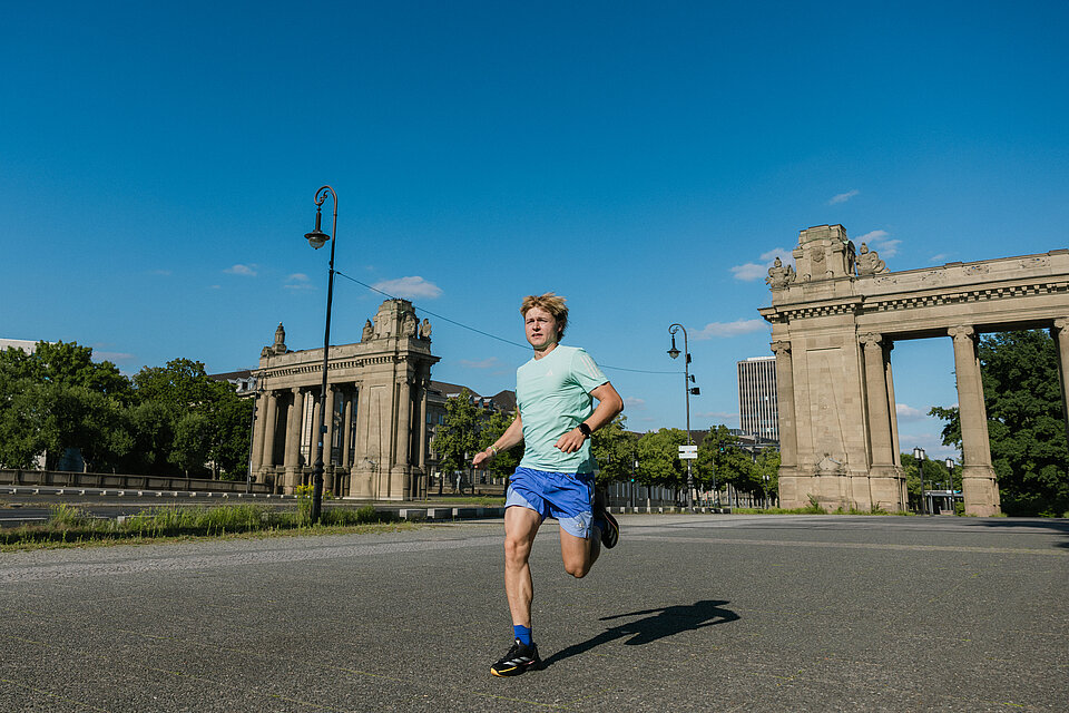 JOURNEY OF JOY BMW BERLIN-MARATHON: Tom at Charlottenburger Tor on the original course @ SCC EVENTS / Robin Wemmer