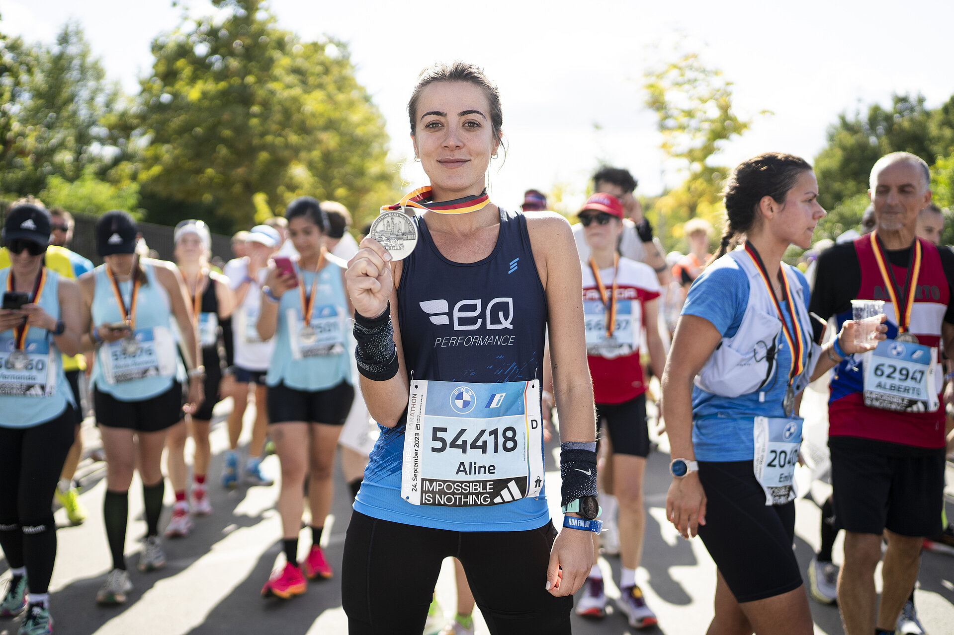 Made it! The well-deserved medal in hand at the BMW BERLIN-MARATHON 2023 © SCC EVENTS / Sebastian Wells