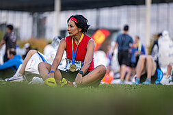 [Translate to Englisch:] Erschöpft und glücklich im Ziel des BMW BERLIN-MARATHON 2024 © SCC EVENTS / Tilo Wiedensohler